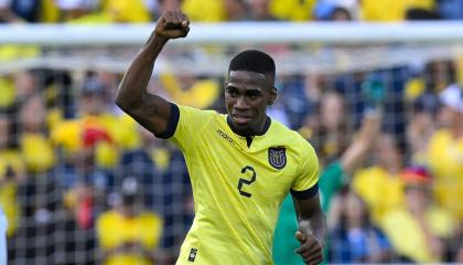 El defensa ecuatoriano Félix Torres celebra tras anotar durante un partido.