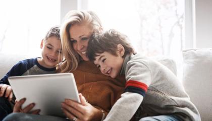 mama con niños y tecnología 041624