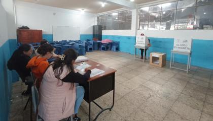 Mujeres acuden a sufragar en una Junta Receptora del Voto en Cuenca, por la consulta popular, el 21 de abril de 2024.