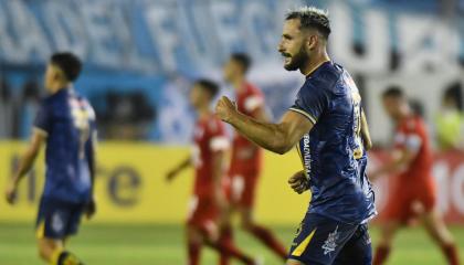 Juan Elordi de Delfín celebra un gol ante Belgrano por la Copa Sudamericana, el 11 de abril de 2024.