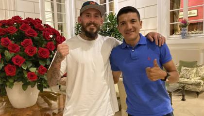 Marlon 'Chito' Vera junto a Richard Carapaz, el 7 de junio de 2022, en un encuentro en Quito. 