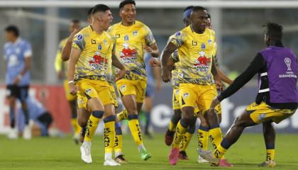 Los jugadores de Delfín celebran el gol de José Angulo, ante Belgrano, el 9 de mayo de 2024. 