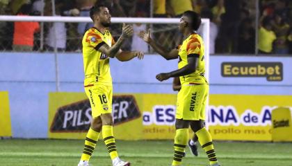 Los jugadores de Barcelona SC festejan un gl ante Delfín de Manta, el 4 de mayo de 2024, en el estadio Jocay.