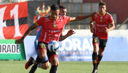 Jugadores de Deportivo Cuenca, durante un partido por la LigaPro, el 20 de marzo de 2024.