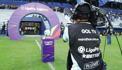 Un camarógrafo filma el túnel de salida a la cancha del estadio George Capwell, en Guayaquil, el 3 de diciembre de 2023.