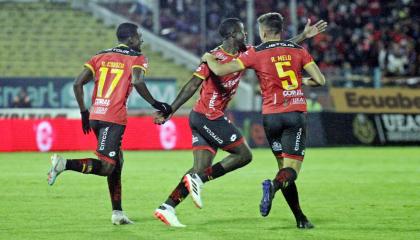 Jugadores de Deportiva Cuenca celebrando su gol ante Cumbayá, 10 de mayo 2024.