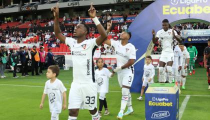 Jugadores de Liga de Quito, durante un partido en el estadio Rodrigo Paz Delgado, el 27 de abril de 2024.