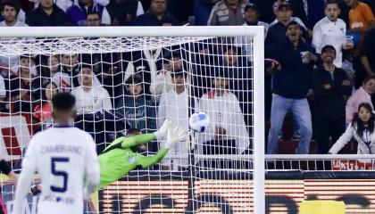 Pedro Ortiz despeja uno de los tantos remates que recibió durante el partido entre Liga de Quito y Emelec, por LigaPro, este 11 de mayo de 2024.