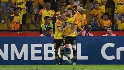 Damián Díaz y Francisco Fydriszewski celebran un gol ante Talleres, por Copa Libertadores, el 10 de abril de 2024.