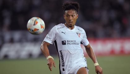 José Quintero, defensor de la Liga de Quito, observa el balón mientras corre durante el partido ante Botafogo, el 8 de mayo de 2024.