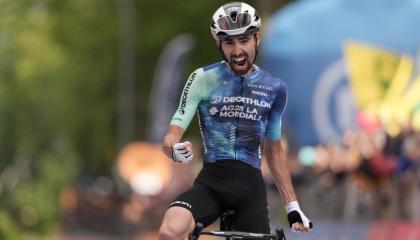 Valentin Paret-Peintre festeja su victoria en la Etapa 10 del Giro de Italia, el martes 14 de mayo de 2024.