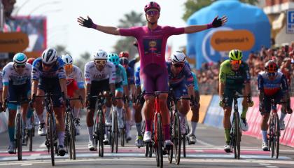 El italiano Jonathan Milan festeja su victoria en la Etapa 11 del Giro de Italia, el 15 de mayo de 2024.