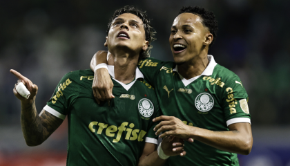 Jugadores de Palmeiras festejan un gol ante Independiente del Valle, el 15 de mayo de 2024.