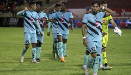 Jugadores de Cumbayá en el partido ante Deportivo Cuenca, 10 de mayo de 2024.