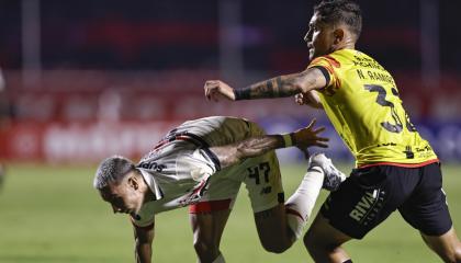 Ferreira (i) de Sao Paulo disputa el balón con Nicolás Ramírez de Barcelona, en el estadio Morumbi, el 16 de mayo de 2024.