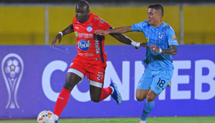 Layan Loor, de Universidad Católica, marca a un jugador de Alianza FC, en Quito, el 16 de mayo de 2024.