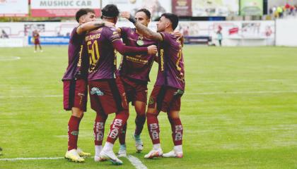 Jugadores de Mushuc Runa celebrando su gol ante Técnico Universitario, 13 de abril de 2024.