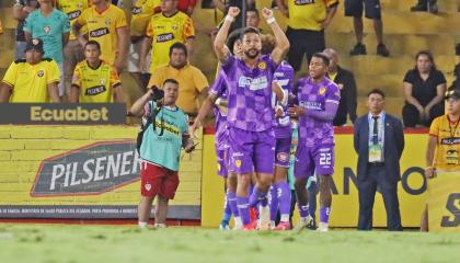 Los jugadores del Aucas celebran un gol, en el partido ante Barcelona, el 12 de mayo de 2024.