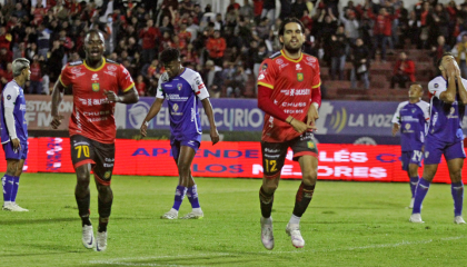 Los jugadores de Deportivo Cuenca festejan un gol en el Alejandro Serrano Aguilar, el 17 de mayo de 2024.
