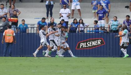 Los jugadores de Macará festejan el gol de Facundo Pons ante Emelec, el 18 de mayo de 2024.