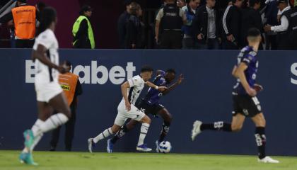 Jugadores de Independiente del Valle y Liga de Quito en el estadio Banco Guayaquil, 18 de mayo de 2024.