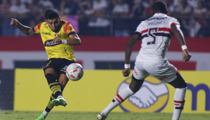 Joao Rojas, de Barcelona SC, remata al arco de São Paulo, en el estadio Morumbi, el 16 de mayo de 2024.