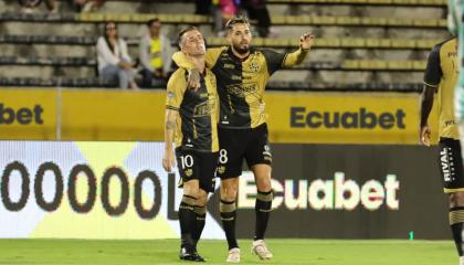 Francisco Fydriszewski y Damián Díaz celebrando un gol ante Cumbayá, 19 de mayo de 2024.