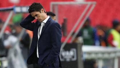 El entrenador de Liga de Quito, Josep Alcácer, reacciona en el partido de la fase de grupos de la Copa Libertadores ante Junior en el estadio Rodrigo Paz Delgado, el 14 de mayo de 2024.