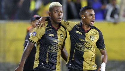 Gabriel Cortez y Dixon Arroyo, durante un partido de Barcelona SC por LigaPro, el 1 de mayo de 2024.