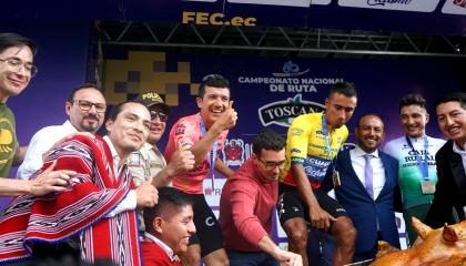 Richard Carapaz, Andrés Guschmer, Jhonatan Narváez y Santiago Rosero, durante el campeonato nacional de ciclismo de 2024.