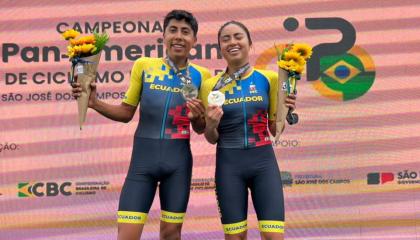 Mateo Ramírez y Natalie Revelo, con sus medallas de plata del Panamericano de Ruta, el 21 de mayo de 2024.