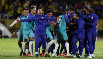 Los jugadores del Deportivo Quito celebran un gol ante Barcelona SC, en la Noche Amarilla en Quito, el 24 de febrero de 2024.