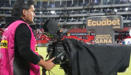 Un camarógrafo trabaja durante el partido entre Liga y Delfín, en el estadio Rodrigo Paz Delgado, el 15 de abril de 2024.