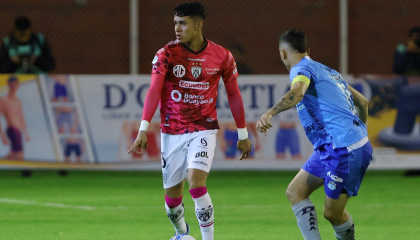 Kendry Páez, de IDV, maneja una pelota en el partido ante Macará, en Ambato, el 25 de mayo de 2024.