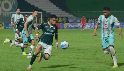 Robert Burbano, de Orense, maneja una pelota en el partido ante Cumbayá, el 26 de mayo de 2024.