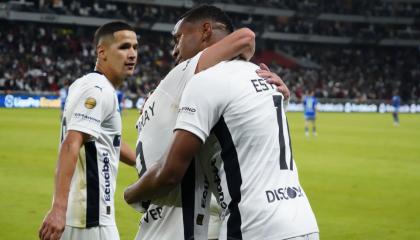 Jugadores de Liga de Quito durante un partido en el estadio Rodrigo Paz Delgado, el 11 de mayo de 2024.