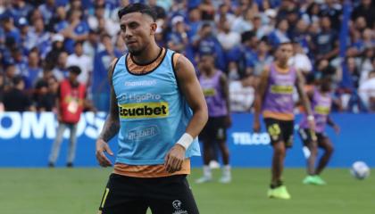 Joao Rojas, durante el calentamiento antes del Clásico del Astillero, entre Emelec y Barcelona SC, el 28 de abril de 2024. 