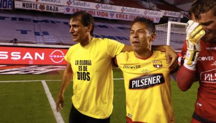 Fabián Bustos celebra el título de Barcelona SC ante Liga de Quito en Casa Blanca, en 2020.