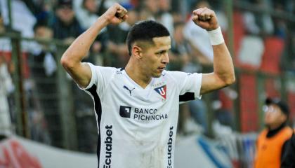 Alex Arce festeja su gol en el partido de Liga de Quito ante Universitario, el 28 de mayo de 2024.