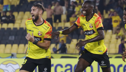 Los jugadores de Barcelona SC festejan un gol ante Cobresal en Guayaquil, el 29 de mayo de 2024.