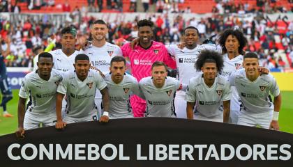 Los jugadores de la Liga de Quito posan antes del partido de vuelta de la fase de grupos de la Copa Libertadores entre la Liga de Quito de Ecuador y el Junior de Colombia en el estadio Rodrigo Paz Delgado de Quito el 14 de mayo de 2024.