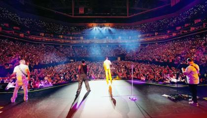 El grupo Aventura en un concierto de la gira Cerrando Ciclos el 2 de mayo de 2024.