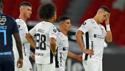 Jugadores de Liga de Quito se lamentan durante un partido de Copa Libertadores, el 14 de mayo de 2024.