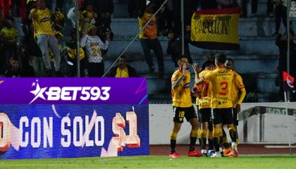 Los jugadores de Barcelona SC festejan un gol ante U. Católica, el 3 de diciembre de 2023, por la LigaPro en el estadio La Cocha de Latacunga.