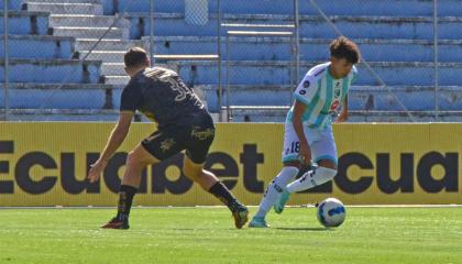 Jugadores de Cumbayá y Delfín en el partido por la Fecha 15 de LigaPro, 1 de junio de 2024.