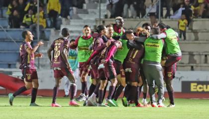 Los jugadores de Mushuc Runa celebran el gol de Stiven Tapiero, ante Barcelona SC, el 2 de junio de 2024. 