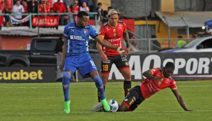 Los jugadores de Deportivo Cuenca y Liga de Quito, 2 de junio de 2024.