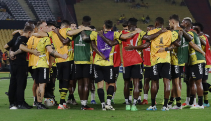 Los jugadores de Barcelona SC hablan antes del partido ante Cobresal, en el estadio Banco Pichincha, el 29 de mayo de 2024.