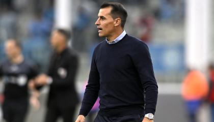 El entrenador de Belgrano, Guillermo Farré, hace gestos durante el partido de cuartos de final de la Copa de la Liga Argentina de Fútbol Profesional ante River Plate, el 3 de diciembre de 2023.