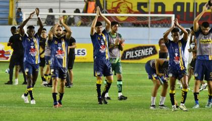 Jugadores de Delfín, durante un partido, el 25 de mayo de 2024.